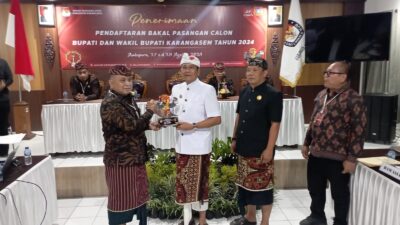 gus-par-guru-pandu-butuh-waktu-sekitar-8-jam-mendaftar-di-kpu-karangasem-ada-apa