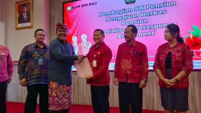 jelang-purna-tugas-bupati-sedana-arta-serahkan-sk-pensiun-asn-kabupaten-bangli