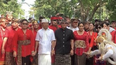 Ribuan Pendukung dan Parade Budaya Iringi Koster-Giri Resmi Mendaftar ke KPU