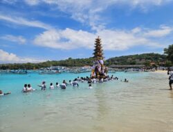 Ngaben Unik di Padangbai, Bade dan Lembu Diarak ke Laut Membuat Kagum Wisatawan Mancanegara
