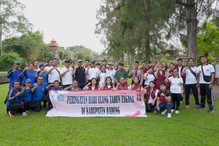 peringati-hut-ke-20-taruna-siaga-bencana-dinsos-badung-tebar-benih-ikan-nila-di-area-kolam-pura-taman-ayun