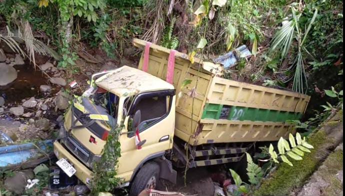pipa-pdam-rusak-parah-tertimpa-truk-yang-terperosok-di-sinduwati
