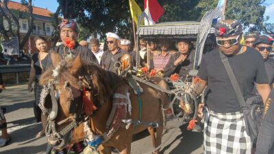 astaguna-siap-lanjutkan-program-suwasta-jilid-2-daftar-ke-kpu-klungkung-naik-dokar