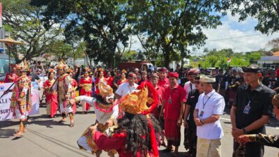 paslon-calon-bupati-dan-wakil-bupati-klungkung-satria-tjok-surya-satriya-mendaftar-ke-kpu