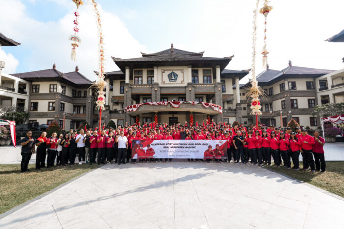 sekda-adi-arnawa-melepas-kontingen-pon-bali-asal-badung