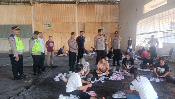 kapolres-buleleng-bersama-pju-pantau-kegiatan-pelipatan-surat-suara