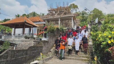 koster-tinjau-dan-akan-bantu-pembangunan-wantilan-dan-pura-desa-sepang-buleleng