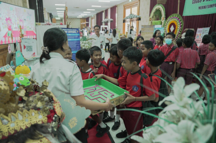 kreatifitas-para-siswa-hari-ke-2-badung-education-fair-2024-mencuri-perhatian-pengunjung