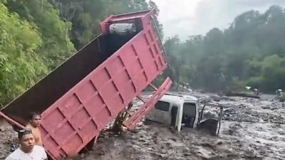 truk-galian-c-hanyut-diterjang-banjir-bandang