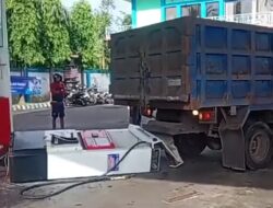Duh, Mesin Pom Bensin Padangkerta Ambruk Tertarik Truk