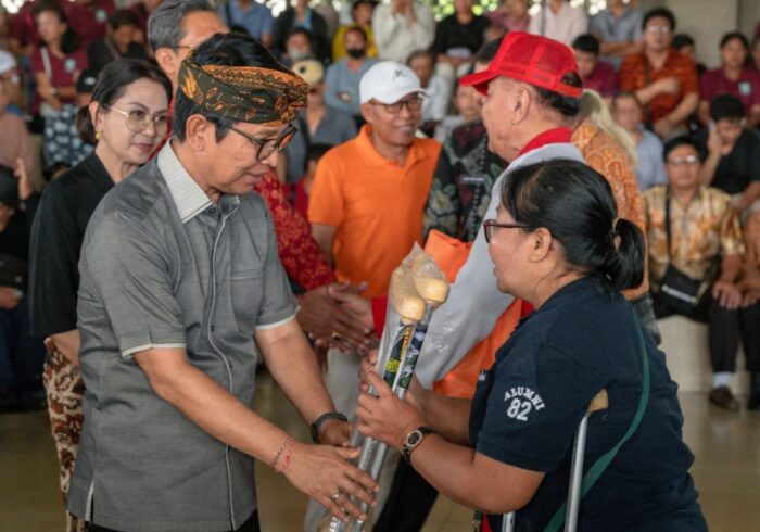 bupati-adi-arnawa-konsen-bantu-veteran-lansia-dan-disabilitas