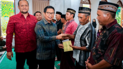 bupati-badung-adi-arnawa-salurkan-bantuan-sosial-keagamaan