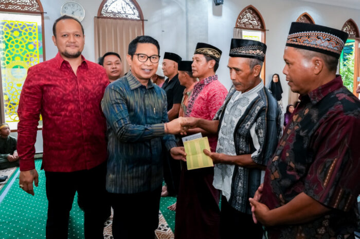 bupati-badung-adi-arnawa-salurkan-bantuan-sosial-keagamaan