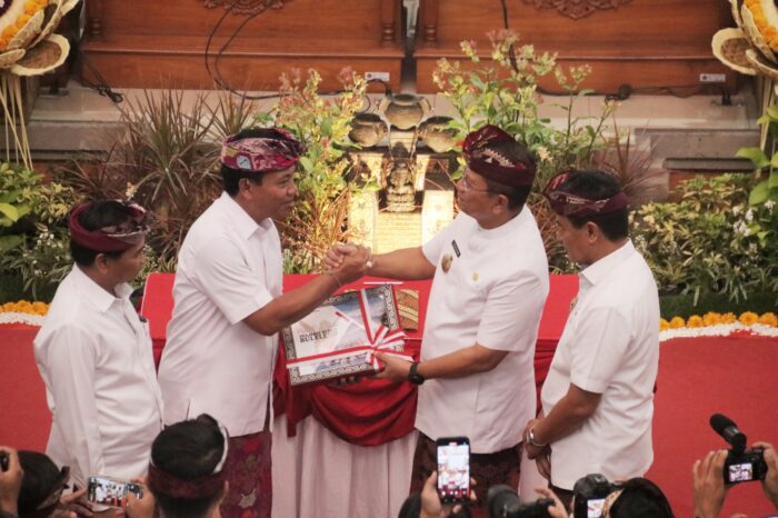 bupati-sutjidra-sampaikan-program-100-hari-kerja-pertama-dalam-rapat-paripurna