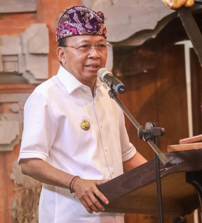 depan-ratusan-bendesa-se-tabanan-gubernur-koster-komitmen-akan-tata-kawasan-danau-beratan