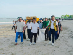 Satpol PP Badung Gelar Bersih-bersih di Pantai Kedonganan dalam Rangka Peringatan HUT ke-75 Satpol PP dan HUT ke-63 Satlinmas Provinsi Bali