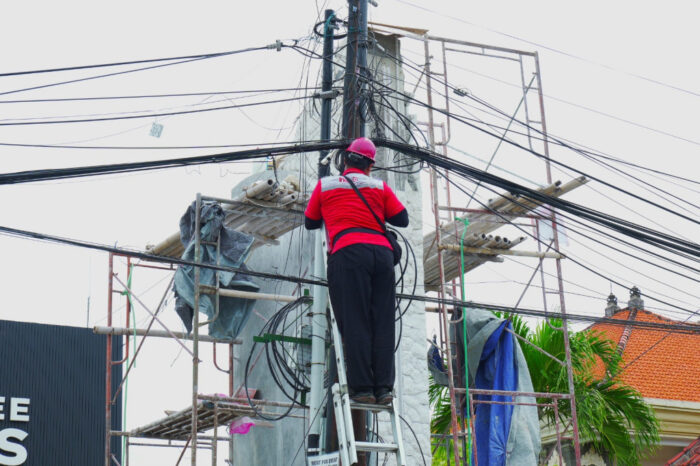 terlihat-semrawut-pupr-badung-bersihkan-kabel-tidak-aktif-di-sepanjang-jalan-nelayan-canggu