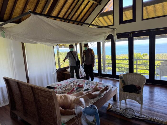 bule-belanda-ditemukan-tewas-telanjang-diatas-ranjang