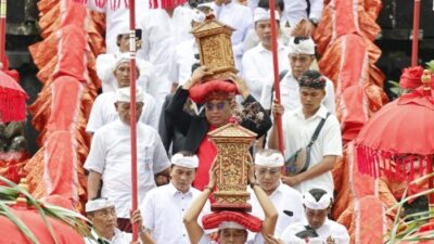 Ketua DPRD I Wayan Suastika Ngayah Mundut Pralingga Ida Bhatara ke Pesamuhan Agung