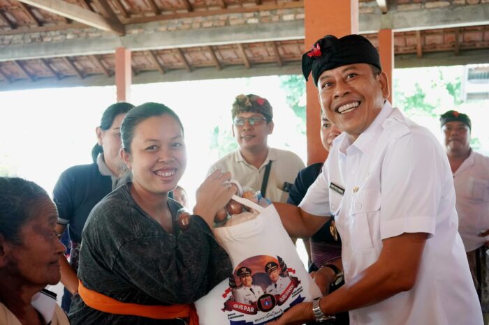 Bupati Karangasem I Gusti Putu Parwata serahjan bantuan sembako kepada warga miskin di Desa Bukit