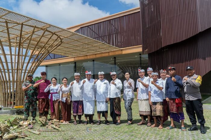bupati-sn-sedana-arta-resmikan-gedung-sentra-ikm-bambu-di-desa-tiga-bangli