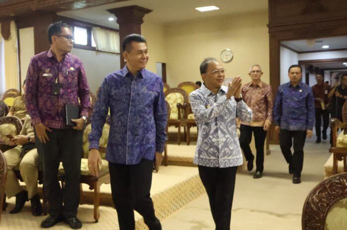gubernur-koster-sepakat-revisi-perda-nomor-6-tahun-2023-terkait-pwa-harap-dprd-ikut-sosialisasi-se-gerakan-bali-bersih-sampah