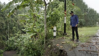 gus-par-pastikan-jalan-jebol-di-desa-ngis-dikerjakan-juni