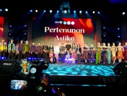 Hadiri Fashion Show Semarapura Festival ke-7, Ny. Putri Koster Dorong Masyarakat Cintai Kain Tenun Tradisional