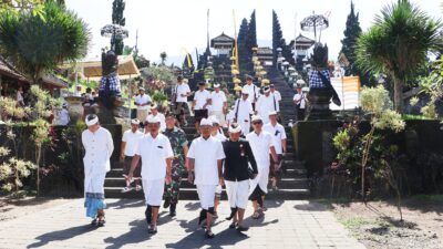 pastikan-kesiapan-karya-ibtk-dan-kenyamanan-pamedek-gubernur-koster-pimpin-rakor-di-besakih