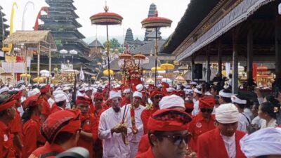 ribuan-umat-ikuti-prosesi-melasti-ibtk-ke-toya-sah
