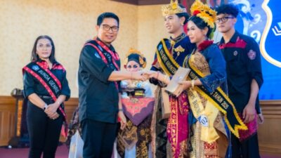 bupati-adi-arnawa-dan-ketua-tp-pkk-badung-ny-rasniathi-adi-arnawa-dikukuhkan-sebagai-ayah-dan-bunda-genre
