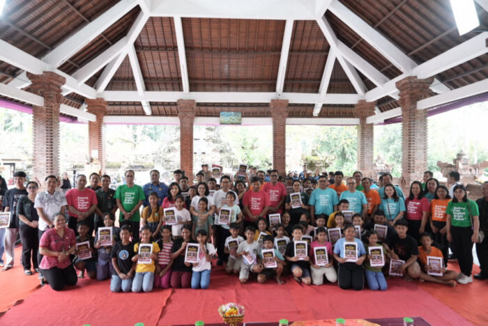 bupati-adi-arnawa-luncurkan-program-bimbel-bahasa-inggris-untuk-masyarakat