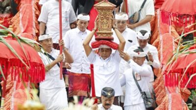 bupati-karangasem-i-gusti-putu-parwata-bersama-ketua-dprd-i-wayan-suastika-ngayah-mundut-pralingga-ida-bhatara-kiduling-kreteg-ke-pesamuhan-agung
