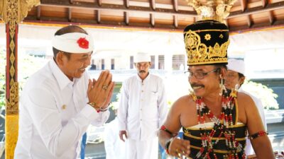 bupati-gus-par-hadiri-bhakti-penganyar-dan-simakrama-di-pura-agung-blambangan