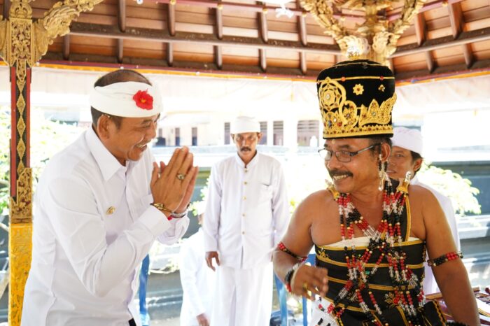 bupati-gus-par-hadiri-bhakti-penganyar-dan-simakrama-di-pura-agung-blambangan