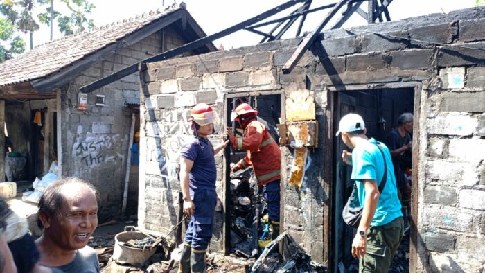 duh-ditinggal-mencari-tuak-rumah-surata-terbakar