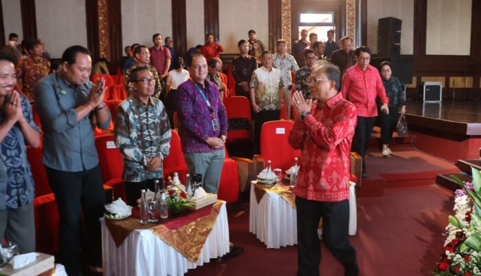 gubernur-koster-kumpulkan-pelaku-usaha-minta-segera-jalankan-gerakan-bali-bersih-sampah