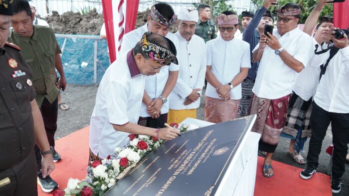 gubernur-koster-tandai-pembangunan-pjt-rsud-sanjiwani-mahayastra-bukti-komitmen-pemprov-bali-untuk-warga-di-4-kabupaten