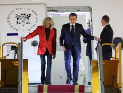 Macron Bantah Ada Perselisihan dengan Istrinya Usai Video Insiden di Vietnam Viral