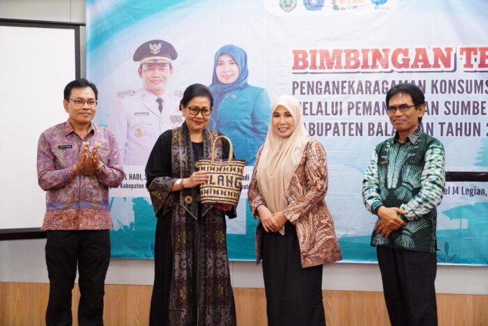 ny-putri-koster-tegaskan-peran-strategis-tp-pkk-di-hadapan-kader-se-kabupaten-balangan