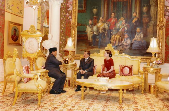 penuh-kehormatan-presiden-prabowo-subianto-disambut-hangat-raja-dan-ratu-thailand