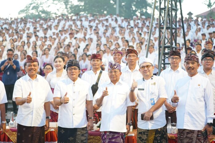 serahkan-sk-4-351-pppk-dan-89-cpns-pemprov-bali-gubernur-koster-kerja-disiplin-dan-penuh-integritas-dukung-visi-nangun-sat-kerthi-loka-bali