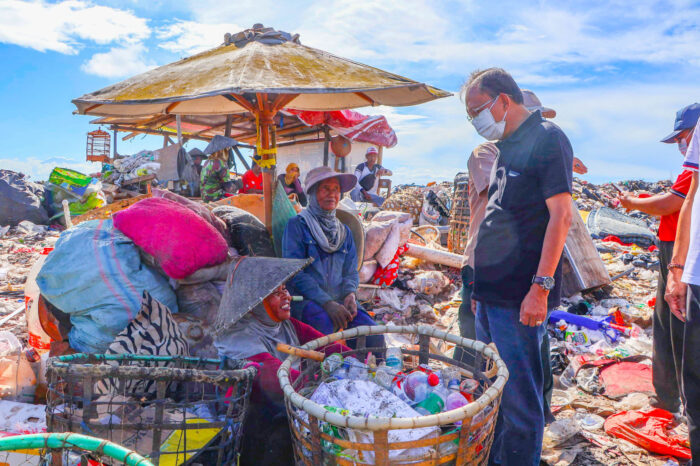 tinjau-gunung-sampah-tpa-suwung-gubernur-koster-serap-persoalan-urgent-segera-lapor-menteri-lhk