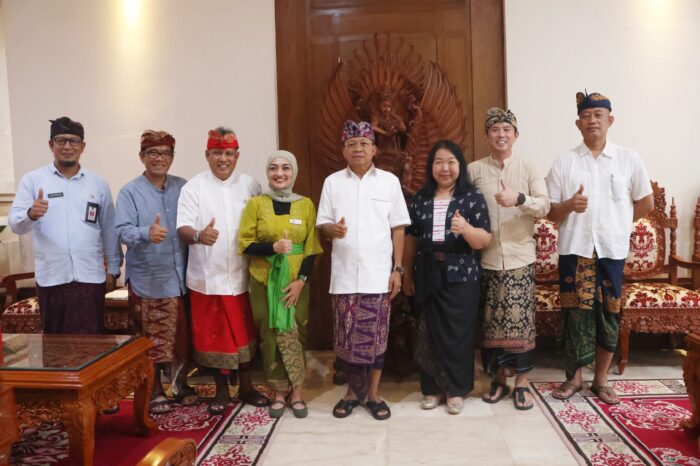 turis-antusias-dengar-lagu-indonesia-raya-di-pusat-perbelanjaan-appbi-tegaskan-semua-kebijakan-gubernur-koster-berdampak-positif
