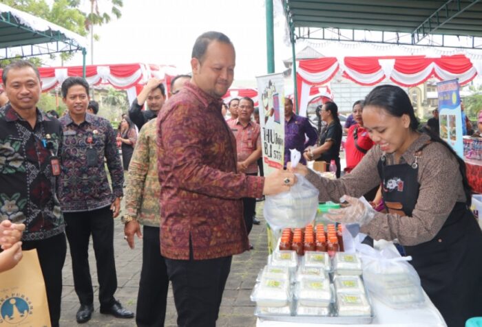 wabup-badung-bagus-alit-sucipta-buka-pasar-murah-sambut-hari-raya-kuningan