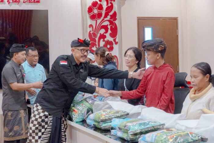 wabup-diar-salurkan-bantuan-pemkab-bangli-asistensi-rehabilitasi-sosial-bagi-penyandang-disabilitas