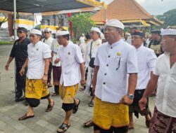 Wabup Pandu Prapanca Lagosa Dampingi Wagub Giri Prasta Sembahyang di Pura Penataran Agung Catur Parhyangan Ratu Pasek