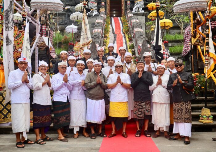 wagub-giri-prasta-apresiasi-kawitan-warga-kayu-selem-gotong-royong-sukseskan-upacara-padudusan-agung