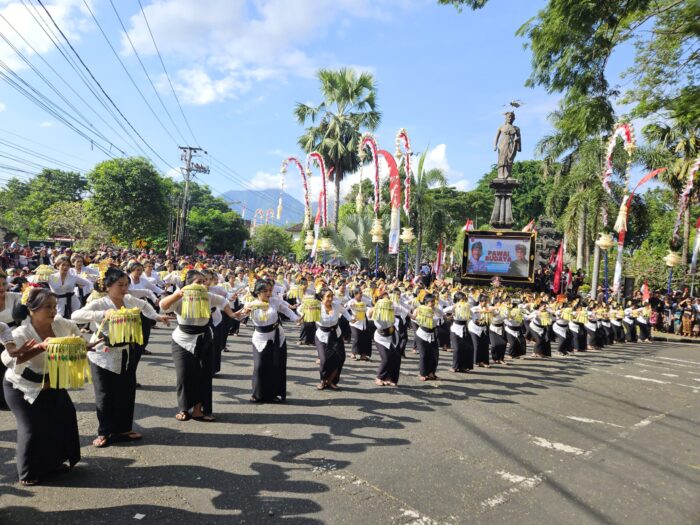 385-penari-pendet-gow-awali-pawai-budaya-hut-ke-385-kota-amlapura