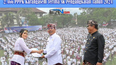 Bupati Karangasem I Gusti Putu Parwata berasama Wabup Pandu Prapanca Lagosa menyerahkan secara simbolis SK PPPK kepada salah satu perwakilann di Lapangan Tanah Aron Amlapura